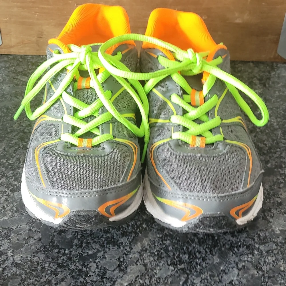 L.A. Gear Girls Athletic Sneakers with Neon Colored Accents - Size 4.5